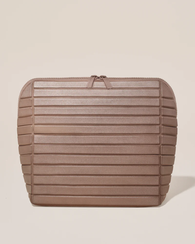 The large blush traveller