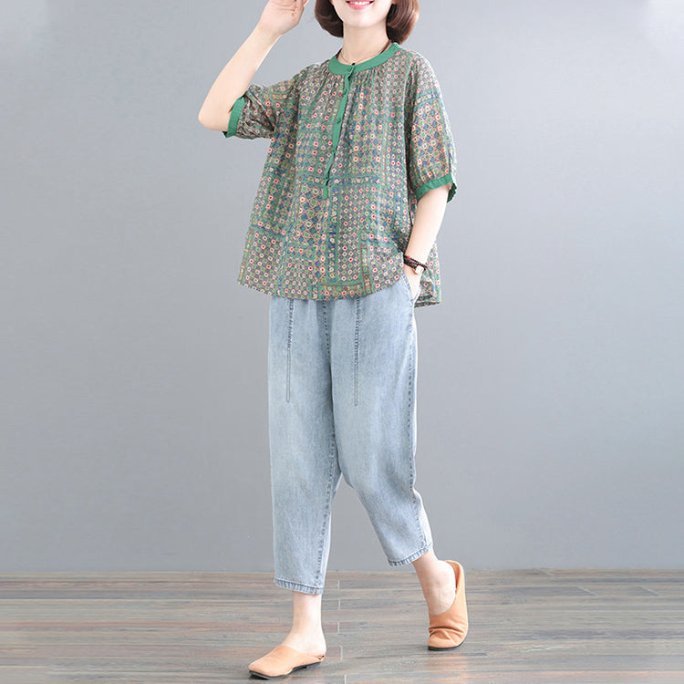 【上下セットアップ】花柄プリントトップスとベーシックなデニムパンツを組み合わせて、カジュアルダウンした大人の普段着コーデに。