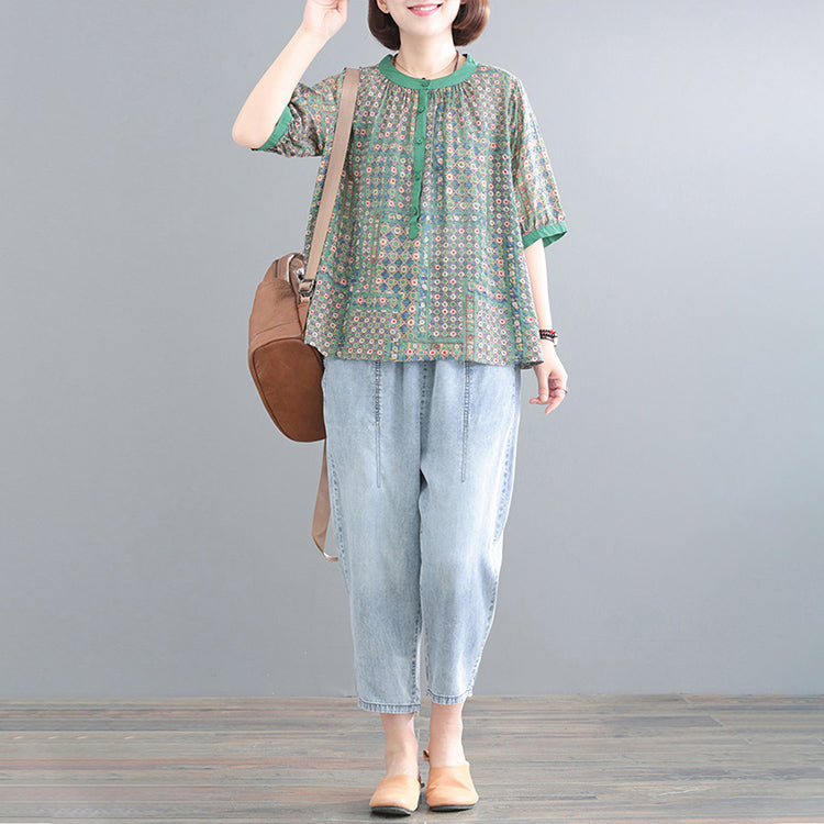 【上下セットアップ】花柄プリントトップスとベーシックなデニムパンツを組み合わせて、カジュアルダウンした大人の普段着コーデに。